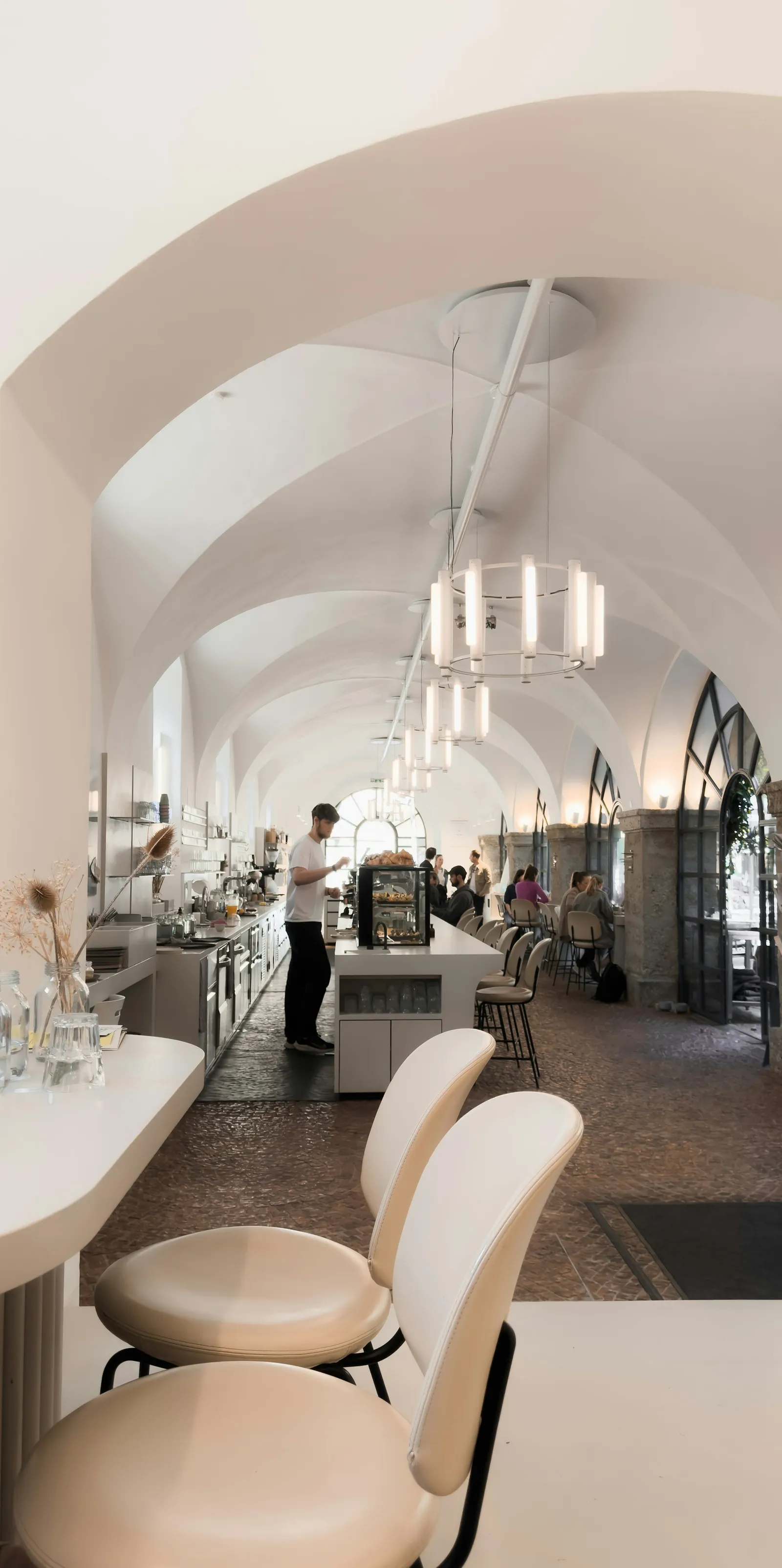 Salón luminoso con bóveda blanca